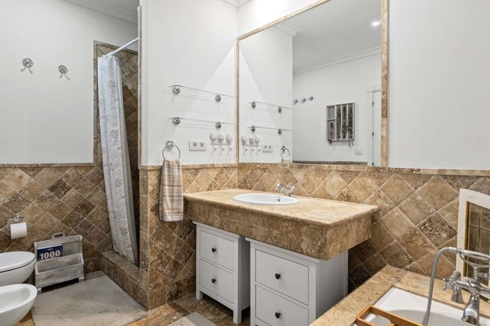 Image No.13-4 Bed Townhouse for sale