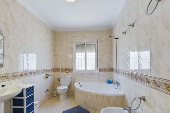 Image No.20-3 Bed Townhouse for sale