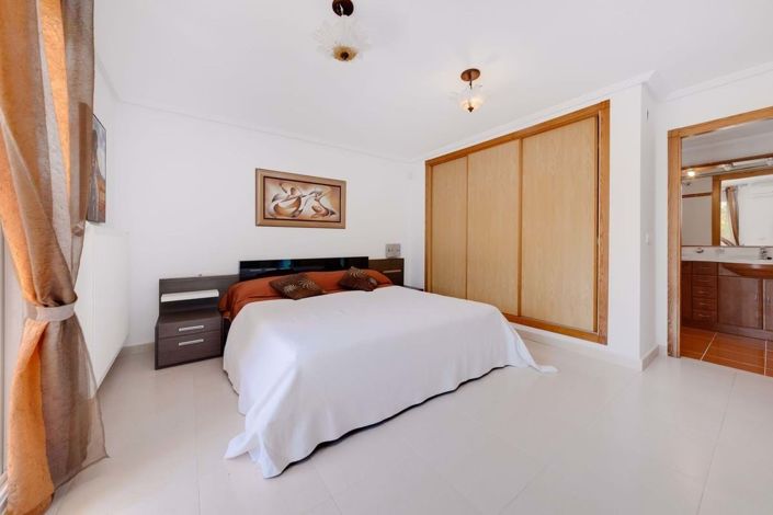 Image No.23-3 Bed Townhouse for sale