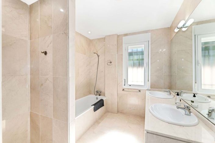 Image No.19-4 Bed Villa for sale