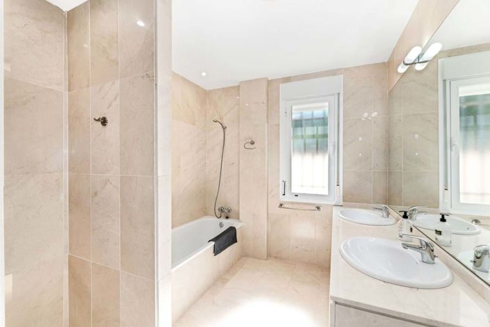 Image No.20-4 Bed Villa for sale