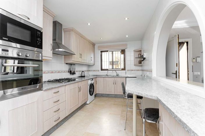 Image No.28-4 Bed Property for sale