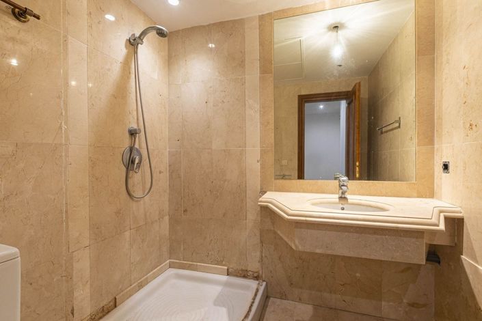 Image No.24-5 Bed Townhouse for sale