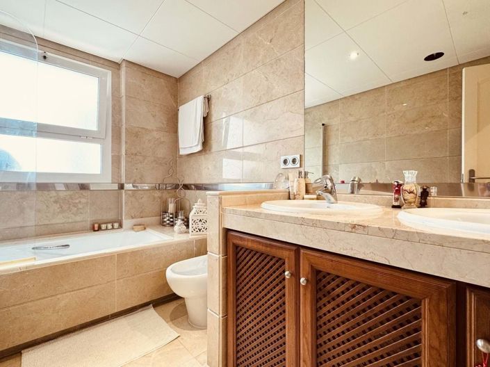 Image No.18-3 Bed Apartment for sale