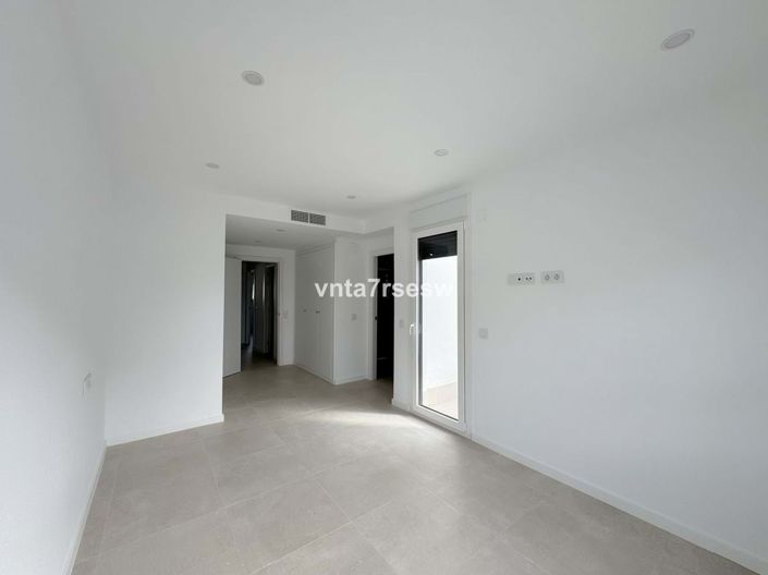 Image No.15-3 Bed Townhouse for sale