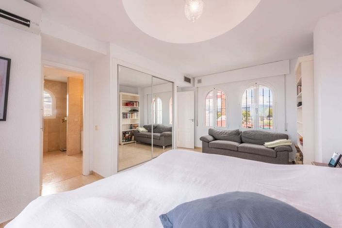 Image No.17-4 Bed Townhouse for sale