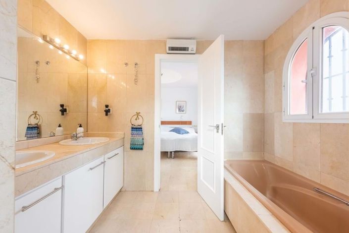 Image No.18-4 Bed Townhouse for sale