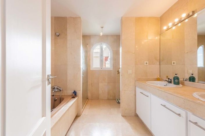 Image No.19-4 Bed Townhouse for sale