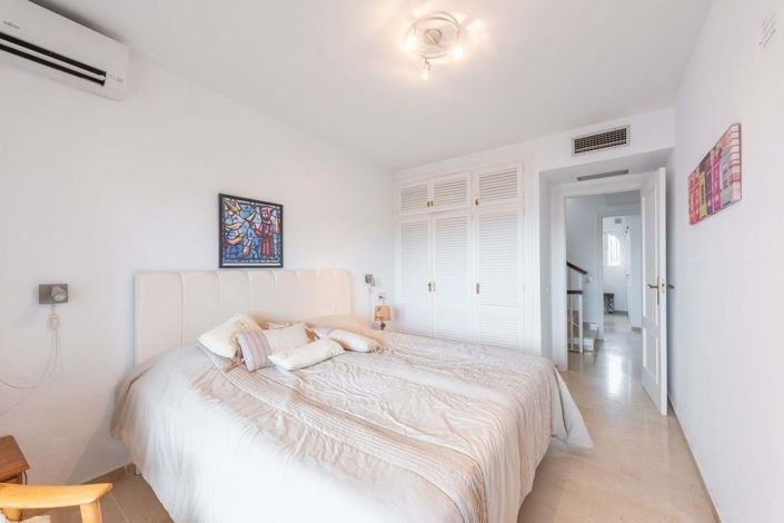 Image No.22-4 Bed Townhouse for sale