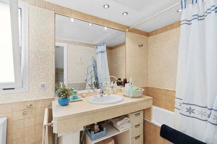 Image No.12-4 Bed Townhouse for sale