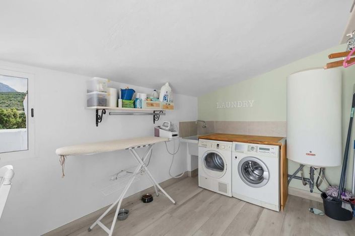 Image No.17-4 Bed Townhouse for sale