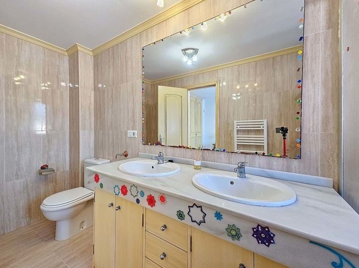 Image No.25-4 Bed Townhouse for sale