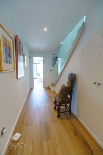 Image No.25-2 Bed Apartment for sale