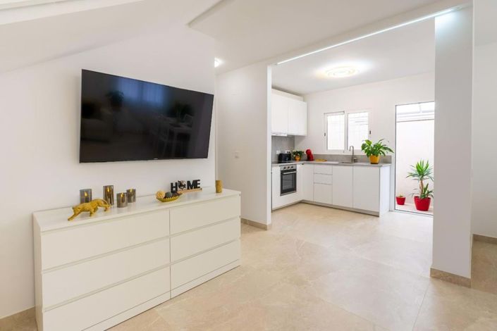 Image No.2-4 Bed Villa for sale