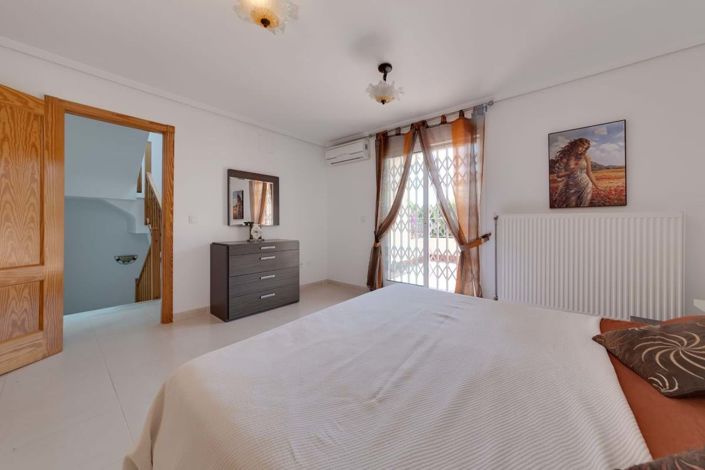 Image No.18-3 Bed Townhouse for sale