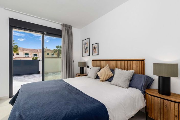 Image No.14-3 Bed Townhouse for sale