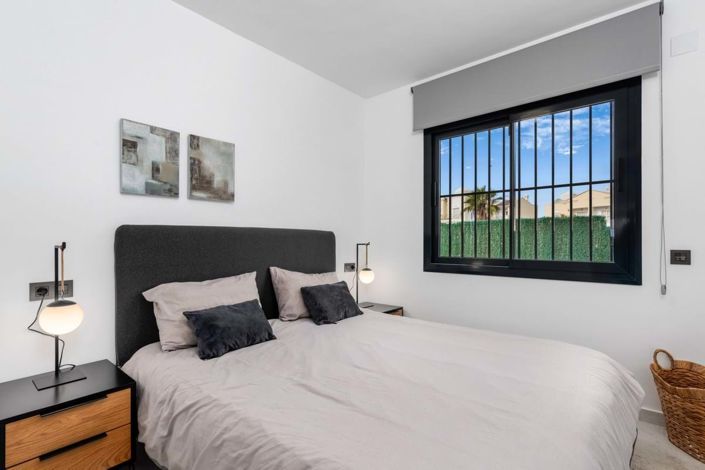 Image No.18-3 Bed Townhouse for sale