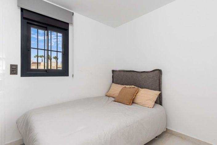 Image No.20-3 Bed Townhouse for sale