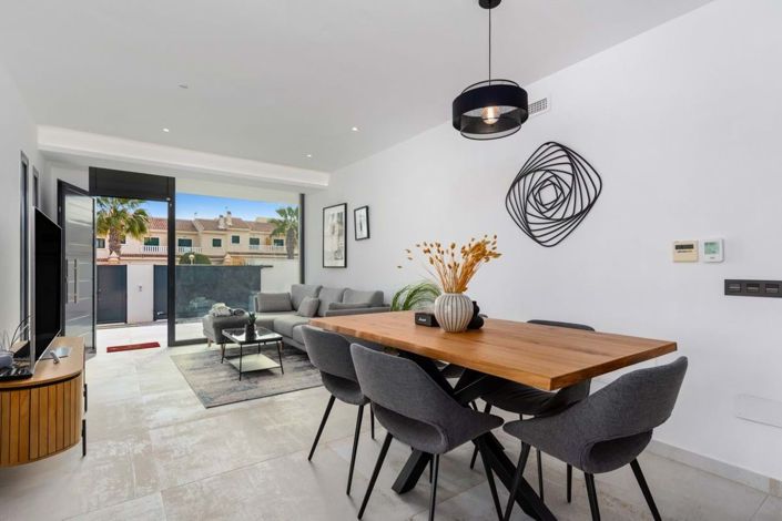 Image No.8-3 Bed Townhouse for sale