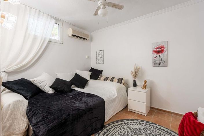 Image No.16-2 Bed Townhouse for sale