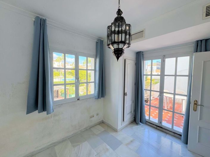 Image No.18-3 Bed Townhouse for sale