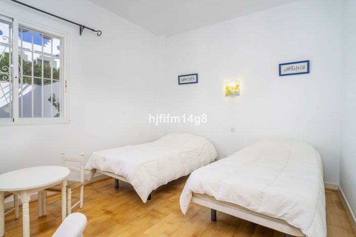 Image No.19-3 Bed Townhouse for sale