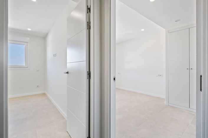 Image No.14-4 Bed Townhouse for sale