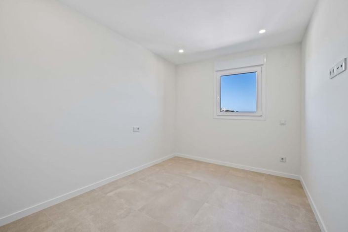 Image No.15-4 Bed Townhouse for sale