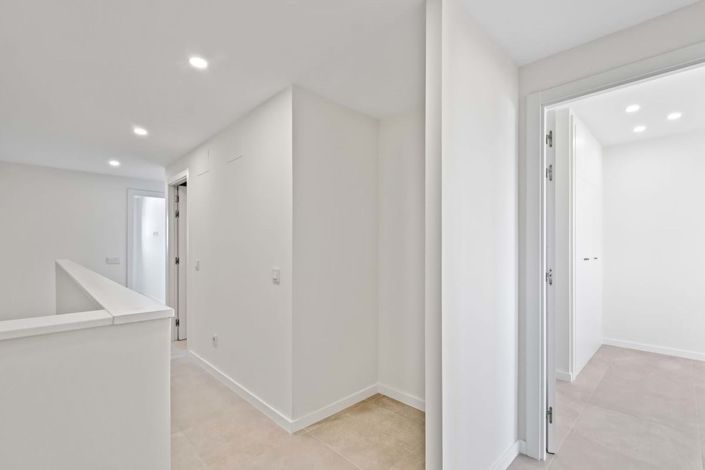 Image No.19-4 Bed Townhouse for sale