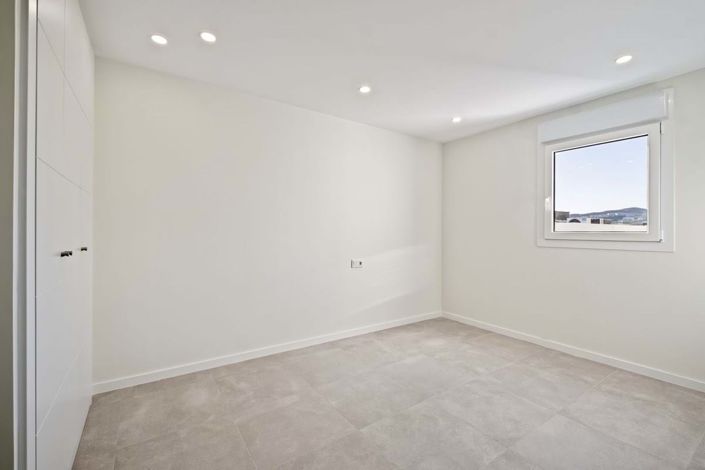 Image No.20-4 Bed Townhouse for sale