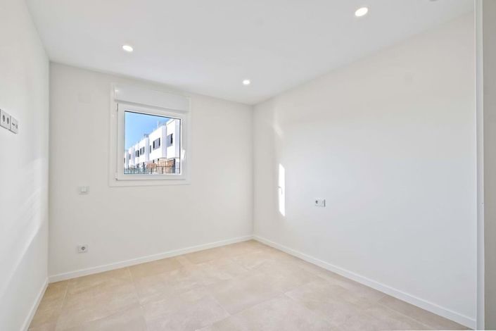 Image No.22-4 Bed Townhouse for sale