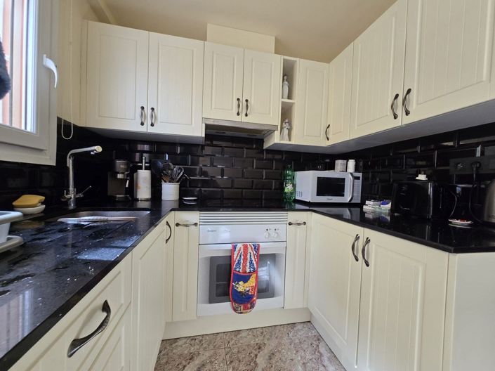 Image No.9-2 Bed Townhouse for sale