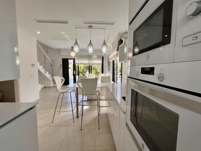 Image No.8-3 Bed Townhouse for sale