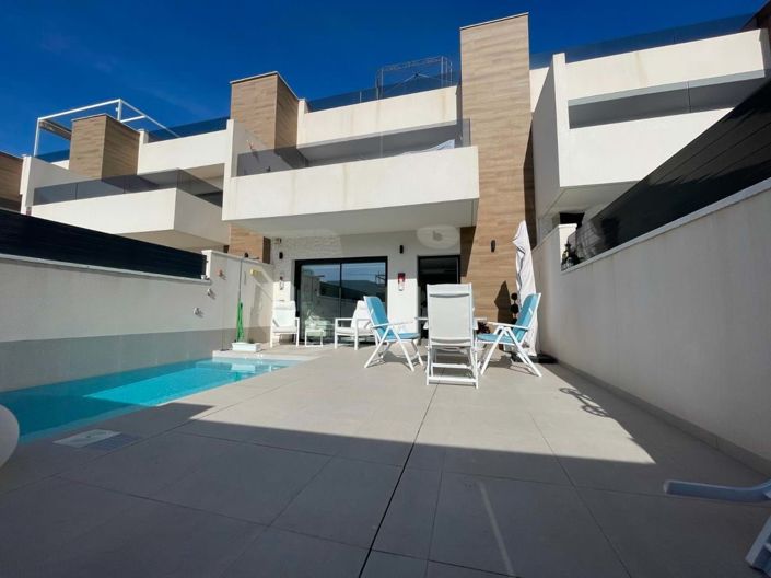 Image No.1-4 Bed Townhouse for sale