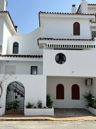 Image No.19-3 Bed Townhouse for sale