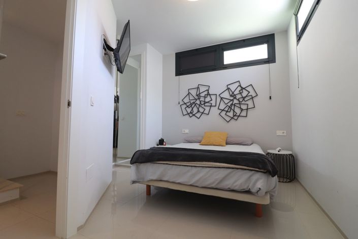 Image No.18-4 Bed Semi-Detached for sale