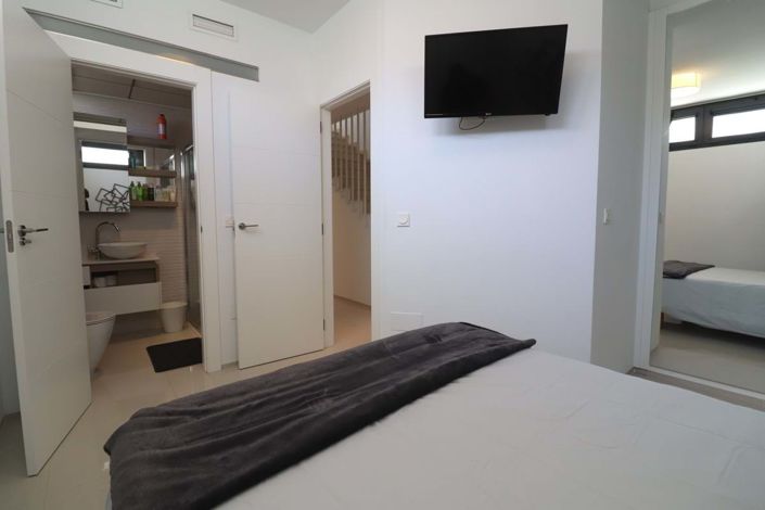 Image No.19-4 Bed Semi-Detached for sale