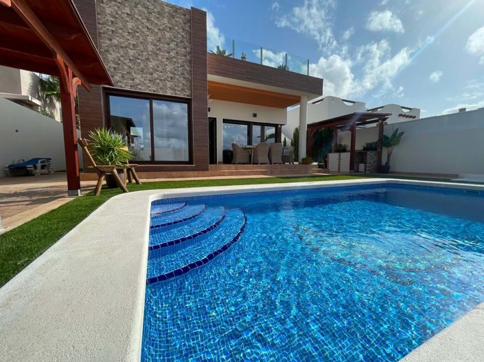 Image No.2-4 Bed Villa for sale