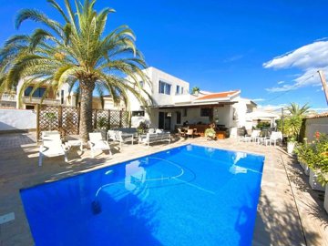 5 Bed Villa for sale