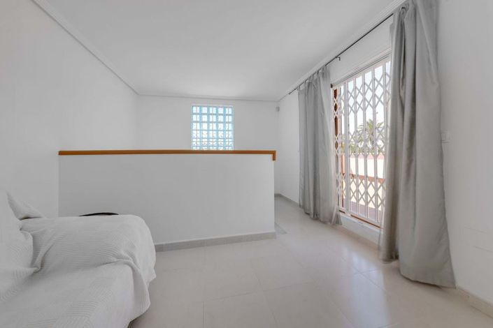 Image No.20-3 Bed Townhouse for sale