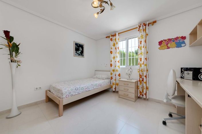 Image No.24-3 Bed Townhouse for sale