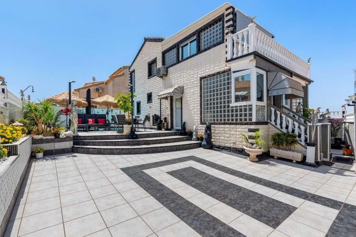 Image No.2-4 Bed Villa for sale