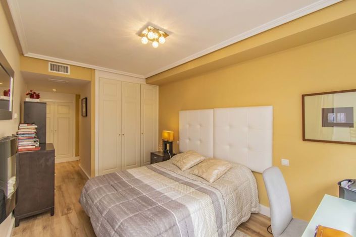 Image No.18-5 Bed Townhouse for sale