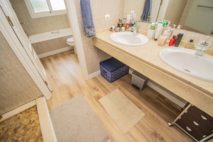 Image No.36-5 Bed Townhouse for sale