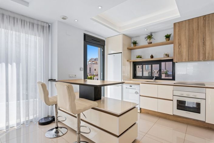 Image No.10-4 Bed Townhouse for sale