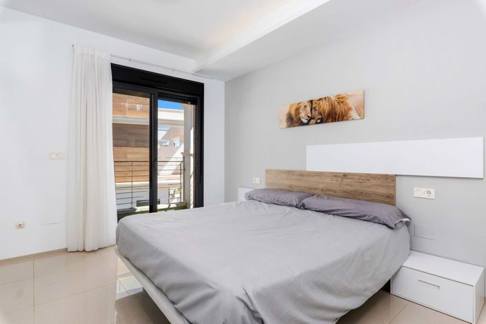 Image No.15-4 Bed Townhouse for sale