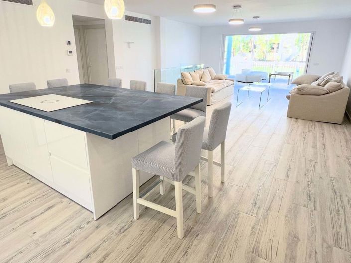 Image No.10-4 Bed Property for sale