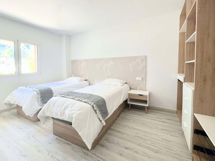 Image No.23-4 Bed Property for sale