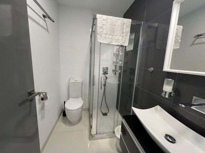 Image No.25-2 Bed Property for sale