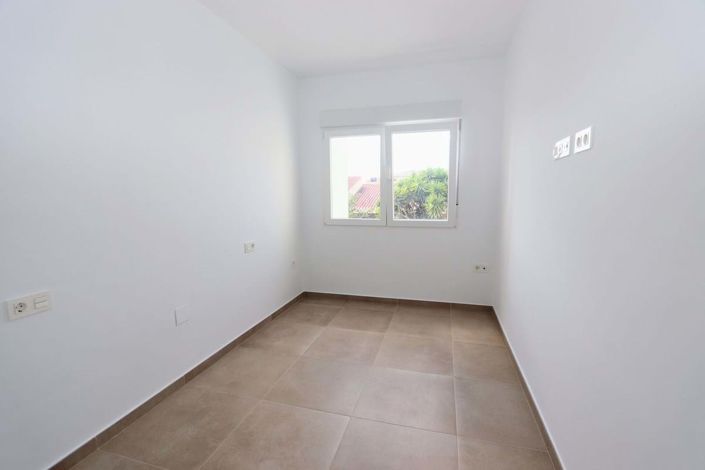 Image No.12-3 Bed Townhouse for sale